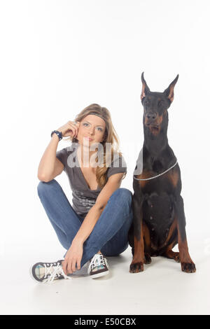 Giovane donna con il nero dobermann cane Foto Stock