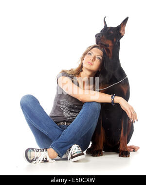 Giovane donna con il nero dobermann cane Foto Stock