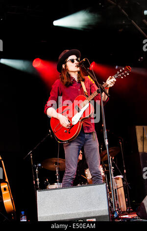 James Bay si esibisce sul palco principale del Larmer Tree Festival giovedì 17 luglio 2014. Foto Stock