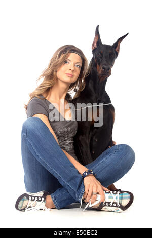 Giovane donna con il nero dobermann cane Foto Stock