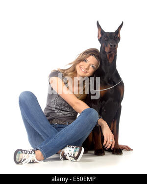 Giovane donna con il nero dobermann cane Foto Stock