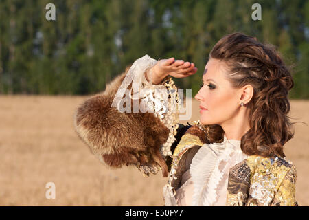 Immagine di una giovane donna che guarda in avanti Foto Stock