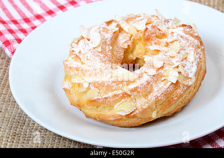 Eclair con una crema su una piastra Foto Stock