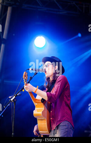 James Bay si esibisce sul palco principale del Larmer Tree Festival giovedì 17 luglio 2014. Foto Stock