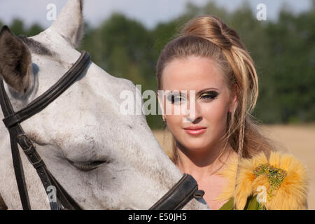 Cavallo e butiful donna faccia a faccia Foto Stock