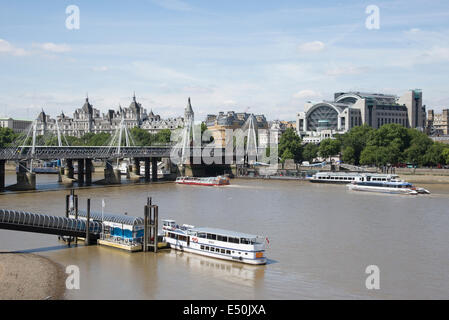 Il fiume Tamigi guardando verso Festival Pier e la stazione di Charing Cross sul terrapieno da Waterloo Bridge London REGNO UNITO Foto Stock