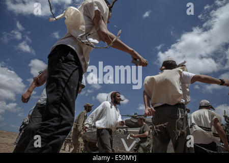 Frontiera Gaza, Funzionamento Bordo di protezione. 17 Luglio, 2014. Giovani ebrei ortodossi dance per sostenere i soldati in un esercito area di distribuzione nel sud di Israele vicino al confine con la striscia di Gaza, il decimo giorno di funzionamento del bordo protettivo, il 17 luglio 2014. L'esercito israeliano ha lanciato un offensiva di terra sulla striscia di Gaza, controllata da Hamas il giovedì notte dopo giorni di bombardamento pesante, il militare ha detto. Credito: JINI/Xinhua/Alamy Live News Foto Stock