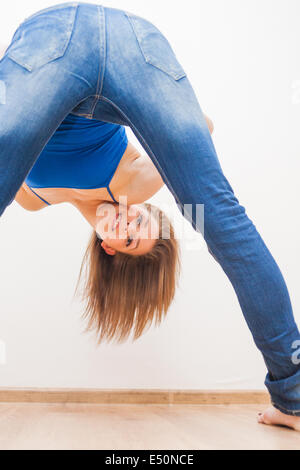 20s bionda donne indossava jeans shot Foto Stock