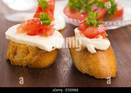 Bruschette con mozzarella e pomodoro Foto Stock