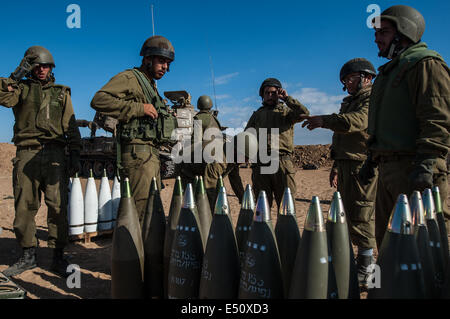 Frontiera Gaza, Funzionamento Bordo di protezione. 17 Luglio, 2014. Soldati israeliani preparare i serbatoi per un 155mm M109 Dores semoventi obice nel campo nel sud di Israele vicino al confine con la striscia di Gaza, il decimo giorno di funzionamento del bordo protettivo, il 17 luglio 2014. L'esercito israeliano ha lanciato un offensiva di terra sulla striscia di Gaza, controllata da Hamas il giovedì notte dopo giorni di bombardamento pesante, il militare ha detto. Credito: Li Rui/Xinhua/Alamy Live News Foto Stock