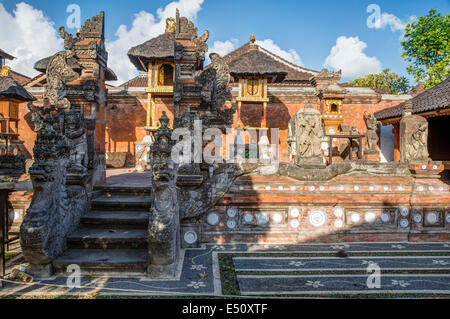 Bali, Indonesia. Famiglia tempio indù all'interno di famiglia composto residenziale. Klungkung, Semarapura. Nagas (serpenti) guard entran Foto Stock