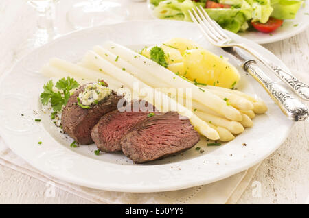 Bistecca con asparagi Foto Stock