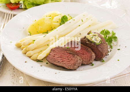 Bistecca con asparagi Foto Stock