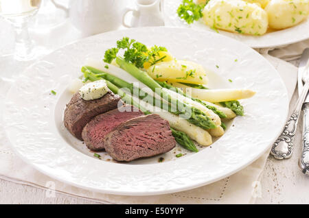 Bistecca con asparagi Foto Stock