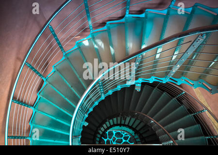 Verso il basso scalinata a spirale Foto Stock
