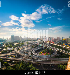 Città del cavalcavia in mattina presto Foto Stock