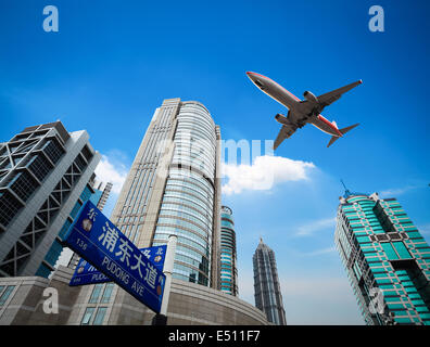 Vista verso l'alto aereo con edificio moderno Foto Stock