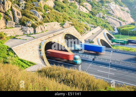 I carrelli motion blur in uscita dal tunnel Foto Stock