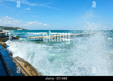 Costa del Mare e schizzi di surf (Bulgaria). Foto Stock