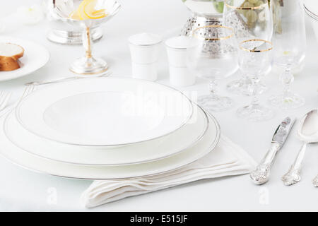 Piatti, bicchieri e posate Foto Stock