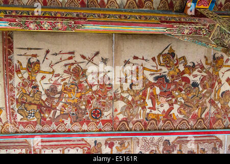 Bali, Indonesia. Scene dal soffitto del Bale Kambang (Padiglione flottante), raffiguranti scene di mitologia Hindu-Balinese. Foto Stock