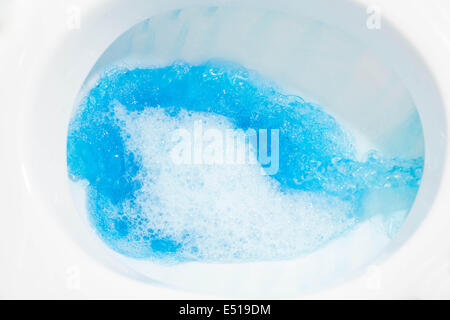 Tazza igienica closeup acqua blu Foto Stock