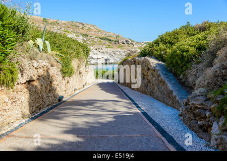 Lastricato in pietra che conduce alla baia Foto Stock