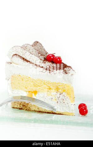 Panna montata e ribes dessert torta slice Foto Stock