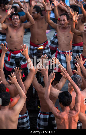 Bali, Indonesia. Kecak Dance, Arena adiacente al Tempio di Uluwatu. Foto Stock