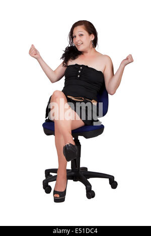 Con i capelli lunghi donna su una sedia Foto Stock