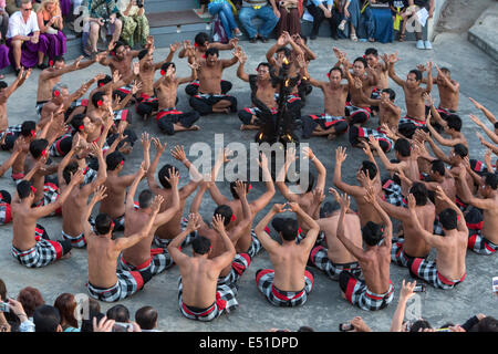 Bali, Indonesia. Kecak Dance, Arena adiacente al Tempio di Uluwatu. Foto Stock