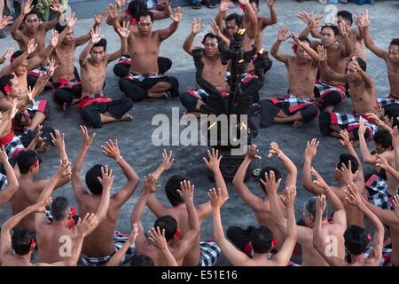 Bali, Indonesia. Kecak Dance, Arena adiacente al Tempio di Uluwatu. Foto Stock