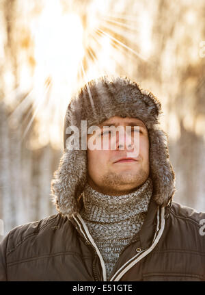 Uomo in una pelliccia Cappello invernale Foto Stock