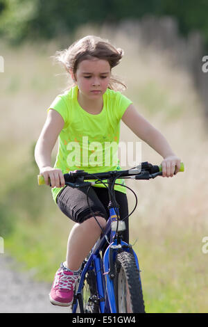 Teens ragazza in bici Foto Stock