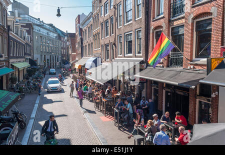 Amsterdam Reguliersdwarsstraat Reguliersdwars outdoor bar bandiera arcobaleno nel cuore tradizionale del gay comunità LGBT Foto Stock