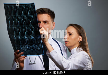 I medici team con MRI scan spinale Foto Stock