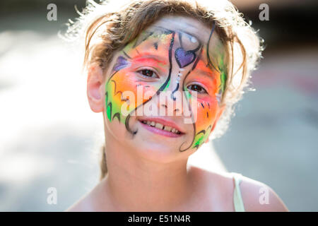 Ritratto di ragazza con vernice di faccia Foto Stock