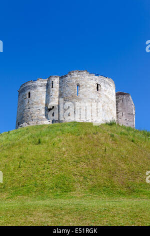 La Torre di Clifford di York, una città in Inghilterra Foto Stock