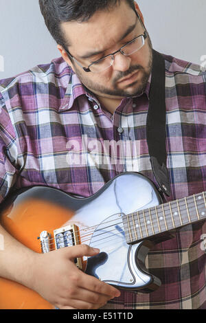 Uomo a suonare la chitarra Foto Stock