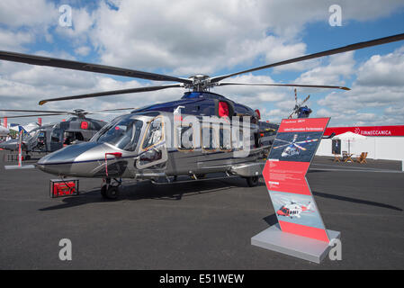 Aerodromo di Farnborough Hampshire, Regno Unito. 17 luglio 2014. Il salone aerospaziale internazionale è il Regno Unito il più grande evento nel settore aerospaziale e della difesa, del calendario che si tiene ogni due anni. Fornire opportunità di affari per l'industria aerospaziale globale si apre anche al pubblico il 19-20 luglio, quest'anno celebra i suoi cento anni di storia dell'aviazione. Aeromobili partecipanti raggiungono un nuovo alto per Farnborough International Airshow di quest'anno, sponsorizzato dal gruppo di Airbus. AgustaWestland AW189 elicottero display, il giorno 4 del Trade Show. Credito: Malcolm Park editoriale/Alamy Live News. Foto Stock