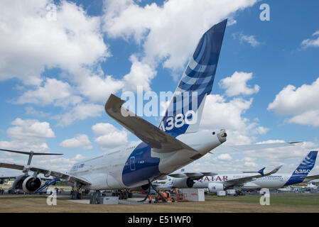 Aerodromo di Farnborough Hampshire, Regno Unito. 17 luglio 2014. Il salone aerospaziale internazionale è il Regno Unito il più grande evento nel settore aerospaziale e della difesa, del calendario che si tiene ogni due anni. Fornire opportunità di affari per l'industria aerospaziale globale si apre anche al pubblico il 19-20 luglio, quest'anno celebra i suoi cento anni di storia dell'aviazione. Aeromobili partecipanti raggiungono un nuovo alto per Farnborough International Airshow di quest'anno, sponsorizzato dal gruppo di Airbus. La Airbus Industrie parco statico, il giorno 4 del Trade Show. Credito: Malcolm Park editoriale/Alamy Live News. Foto Stock