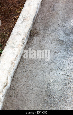 Il cordolo e strada asfaltata Foto Stock