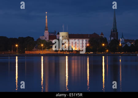 Panorama del centro storico di Riga di notte Foto Stock