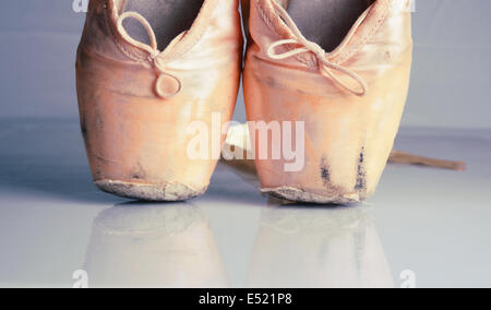 Vecchi rosa ballet pointe shoes Foto Stock