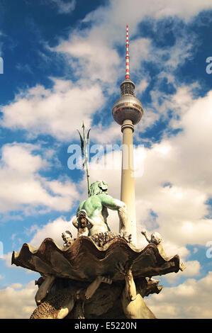 La torre della TV e la fontana di Nettuno Germania Berlino Foto Stock