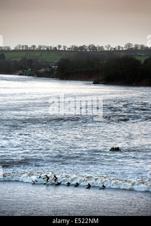 I surfisti e canoisti di equitazione Severn foro a Scandicci ha-on-Severn, GLOUCESTERSHIRE REGNO UNITO 2014 Foto Stock