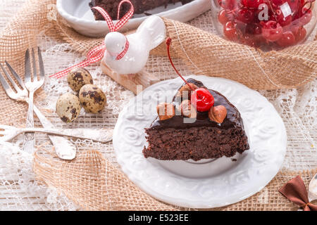 Cioccolato torta di noci con ciliegie Foto Stock