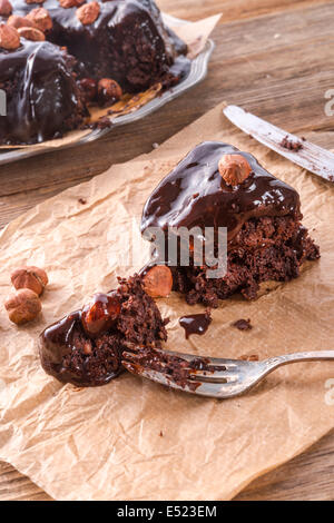 Cioccolato torta di noci con ciliegie Foto Stock