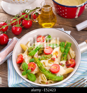 Tagliatelle con Asparagi in crema di salsa al formaggio Foto Stock