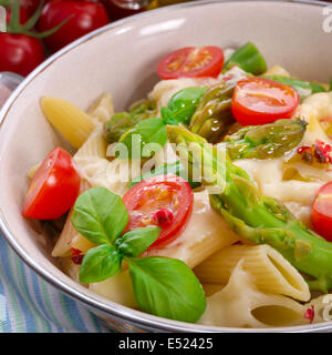 Tagliatelle con Asparagi in crema di salsa al formaggio Foto Stock